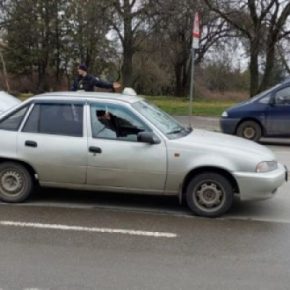 Окна разбиты полностью: в Тернополе полиция ищет стрелка, открывшего огонь по такси
