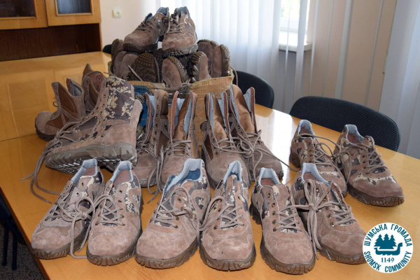 Для защитников из Шумской общины благотворители передали летнюю обувь