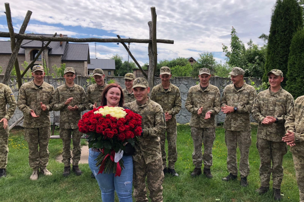 Дружба переросла в любовь: солдат из Тернопольщины красиво признался своей девушке