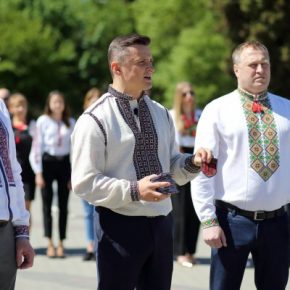 Глава Тернопольского облсовета передал вышитые шевроны для Защитников