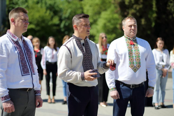 Председатель Тернопольского обл. передал вышитые шевроны для Защитников