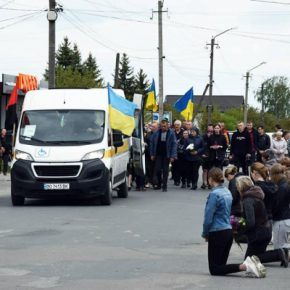 «Хотелось плеваться, глядя на этот позор»: на похоронах бойца на Тернопольщине возник скандал из-за московских попов