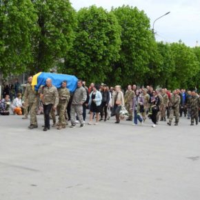 Люди стояли на коленях и плакали: Тернопольщина попрощалась с еще одним Героем
