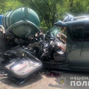 В Тернопольской области водитель на легковке въехал в грузовик: авто разбито