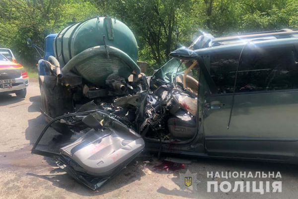 На Тернопольщине водитель на легковке въехал в грузовик: авто разбито