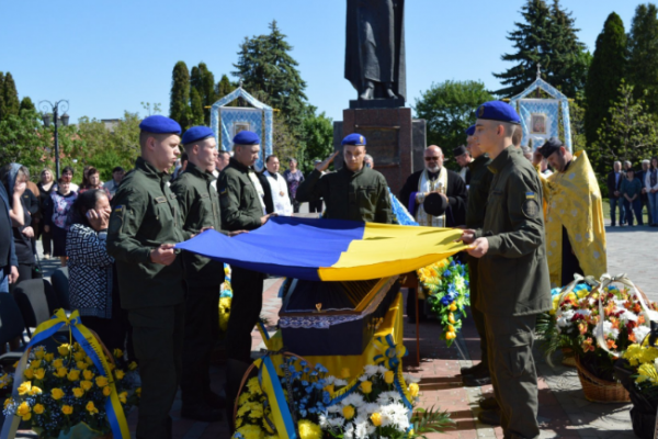 Пятимесячный сын остался без папы: в Тернопольской области похоронили 26-летнего Героя Дмитрия