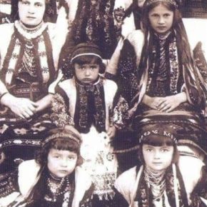 Ретро фото ко Дню матери из Подолья на столетних фото