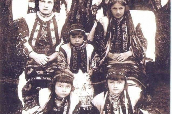 Ретро фото ко Дню матери из Подолья на столетних фото