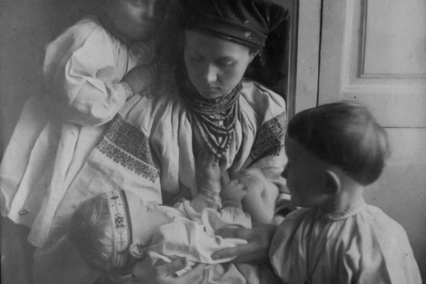 Ретро фото ко Дню матери из Подолья на столетние фото
