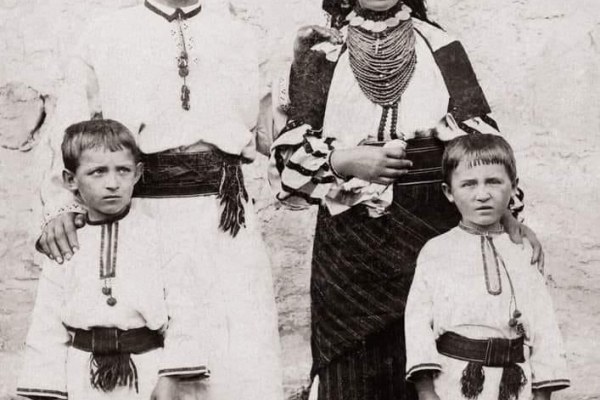 Ретро фото ко Дню матери из Подолья на столетних фото