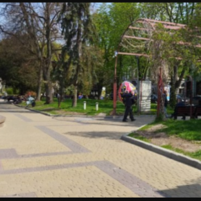 В центре Тернополя забрали полутораметровые яйца