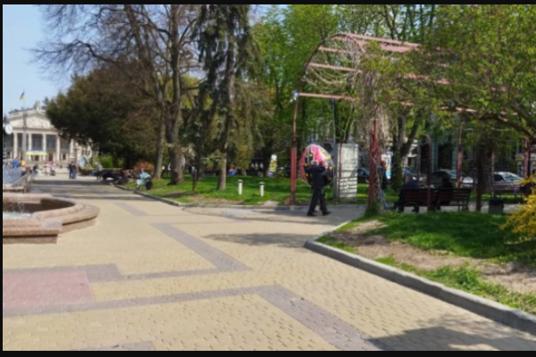 В центре Тернополя забрали полутораметровые яйца