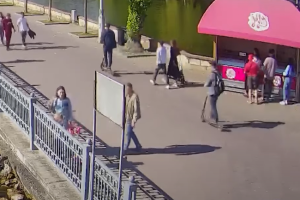 В Тернополе разыскивают юношей на электросамокате, столкнувшихся с велосипедистом