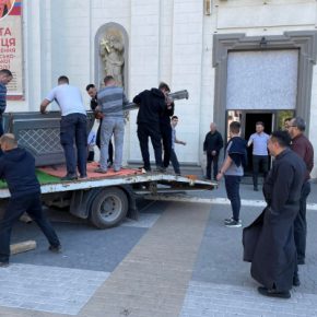 Разрушенные во время ДТП двери Катедры передали на реставрацию