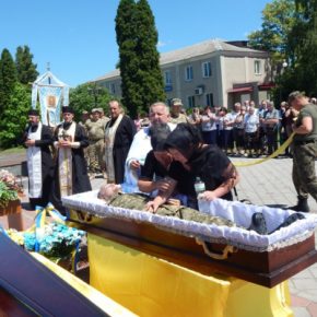 Лановцы в трауре: люди на коленях встретили тело своего Героя