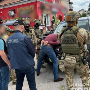 Миллион гривен за фальшивые доллары: в Тернополе полиция поймала мошенников-валютчиков