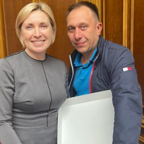 Нардеп Игорь Васильев передал Ирине Верещук вышиванку от защитника острова Змеиный