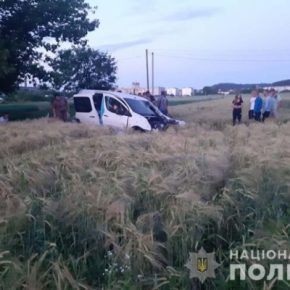 Смертельная авария: в Тернопольской области водитель сбил женщину, затем сам на авто взлетел в кювет