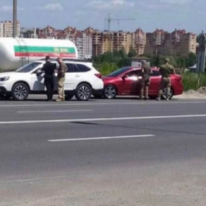 Тернополянам вручают повестки в очереди на заправках