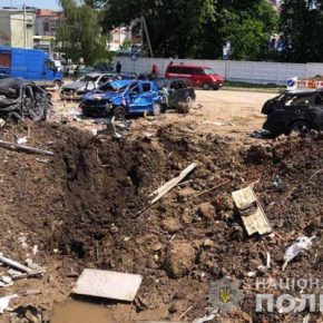 В Чорткове люди оправляются от ракетных ударов, а полиция фиксирует последствия