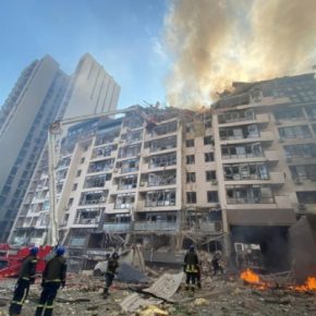 В Киеве ракета попала в многоэтажку, под завалами есть люди