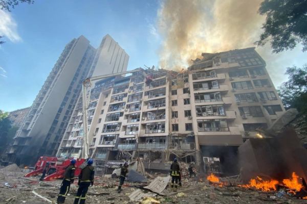 В Киеве ракета попала в многоэтажку, под завалами есть люди