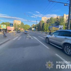 В Тернополе на пешеходном переходе пьяный водитель BMW сбил тележку с младенцем и скрылся