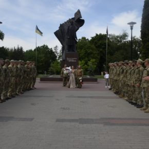 В Тернополе на свадебное полотенце стали военное и парикмахер-колористка (Фото)