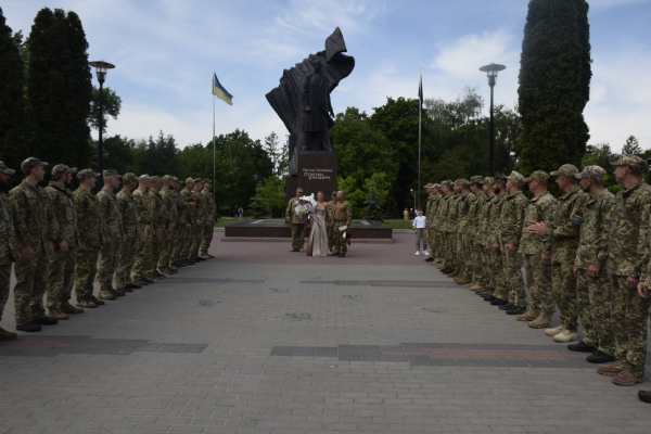 В Тернополе на свадебное полотенце стали военное и парикмахер-колористка (Фото)