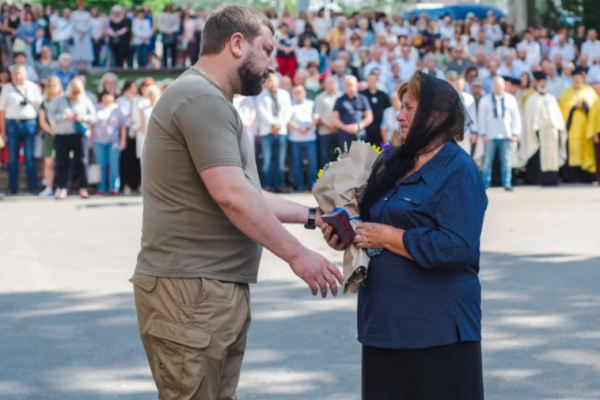 Мама плачет: в Тернопольской области посмертно наградили двух погибших Героев