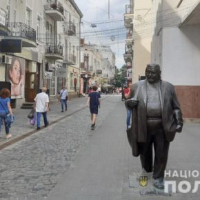 Молодой человек из Херсона вылез на памятник Герети, чтобы сделать удачное селфи