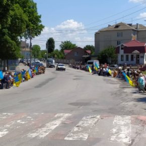 На коленях и с цветами: в Тернопольской области встретили тело погибшего Героя Владимира