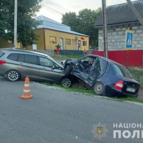 В Тернопольской области автомобиль сбил 21-летнюю девушку, которая стояла на остановке