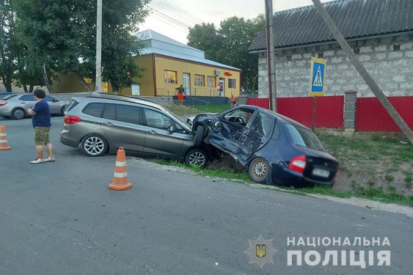В Тернопольской области автомобиль сбил 21-летнюю девушку, которая стояла на остановке