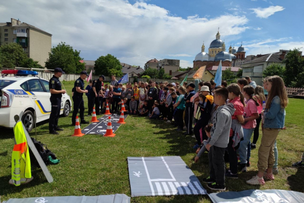 На Тернопольщине полицейские учат детей правилам дорожного движения