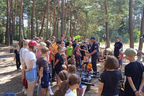 Спасатели Тернопольщины рассказали участникам детского лагеря о своей профессии