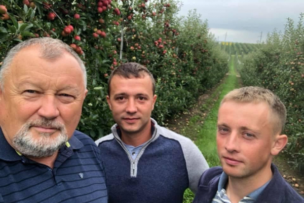 В садах Петра Гадза уже собирают первые яблоки, часть урожая передадут украинским воинам