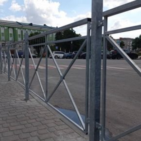 Выглядит как клетка для верующих: в Тернополе возле главного храма установили ограждения