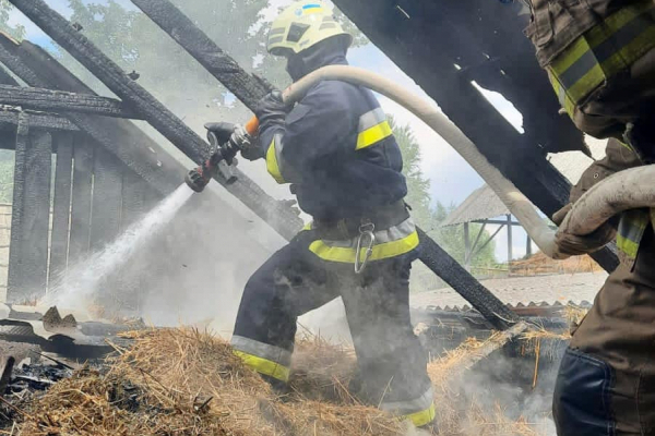 На Тернопольщине в селе спасатели тушили пожар