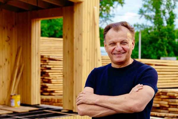 Тернопольский предприниматель Тарас Демкура подарил модульный домик семье из Ирпеня