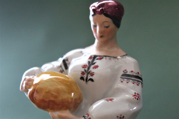 В Тернопольском музее хранится фарфоровая скульптура «Женщина с паляницей»