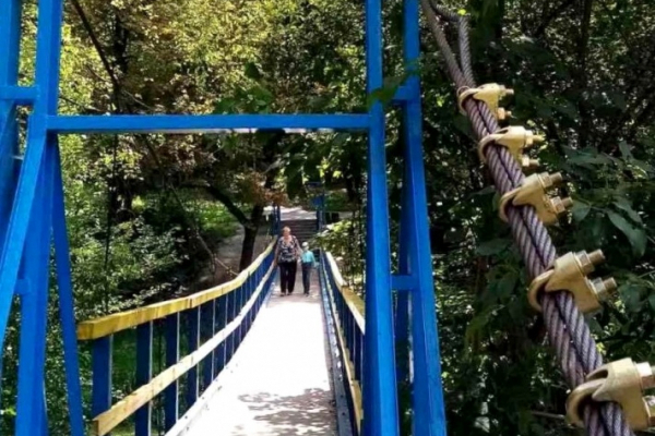 В тернопольском парке «Сопольче» отремонтировали подвесной пешеходный мост