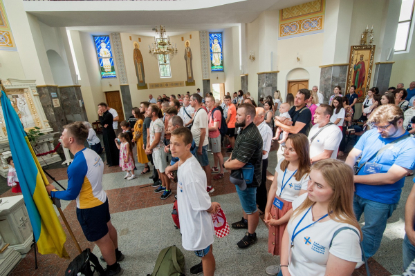В Зарванице на Тернопольщине состоялось Первое Всеукраинское паломничество волонтеров