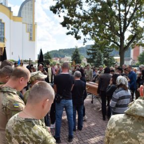 Чертков на коленях встретил тела Героев Балыка Андрея и Стрелкового Богдана