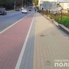 Кровь на брусчатке: в Чорткове мужчина на велосипеде сбил ребенка на тротуаре