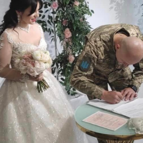 В Тернополе на свадебное полотенце стали несколько пар военнослужащих