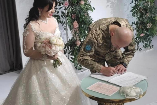 В Тернополе на свадебное полотенце стали несколько пар военнослужащих