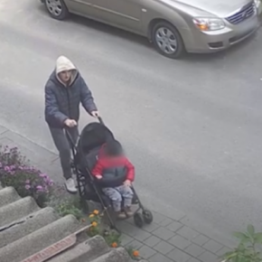 В Тернополе разыскивают женщину, похитившую детский самокат