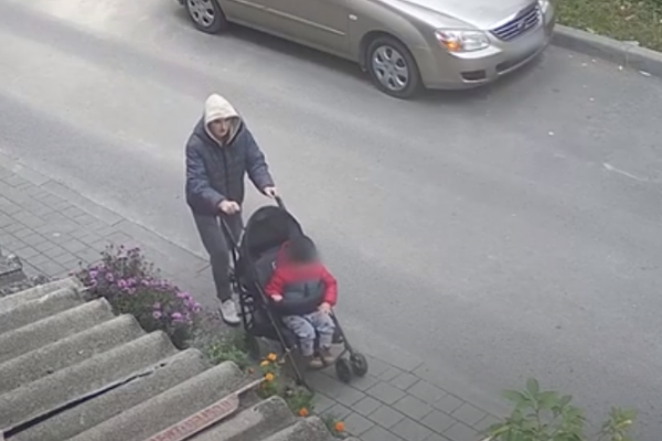 В Тернополе разыскивают женщину, похитившую детский самокат