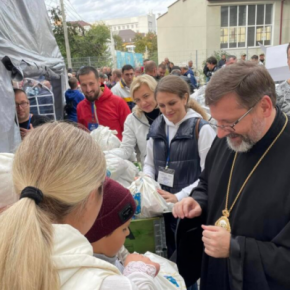 Блаженнейший Святослав в Тернополе раздавал продуктовые наборы переселенцам